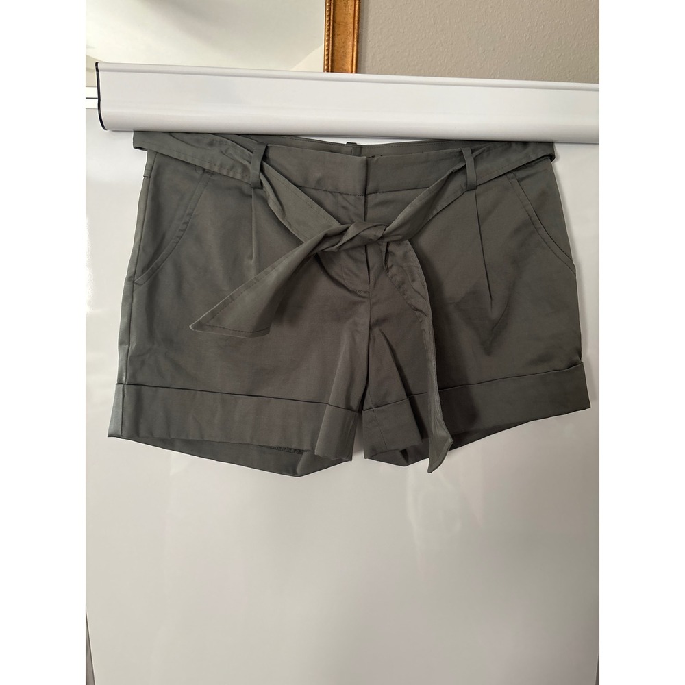 The Limited women's drew fit shorts‎ size 6 green